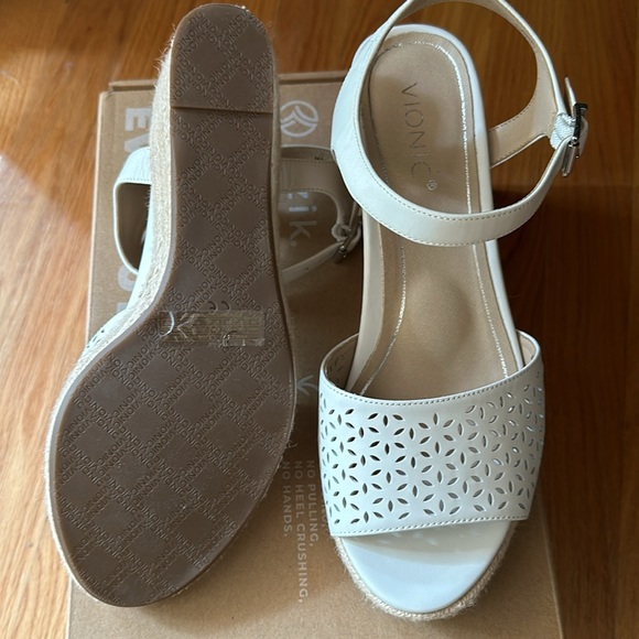 Vionic Wedge Sandals Size 10 - Picture 5 of 6